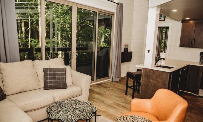 Tracy City Casa | 2 Bedroom-/ 2 Bath Sweet Retreat at Waters Edge / With Loft and Hot Tub