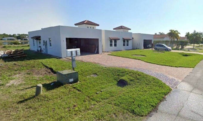 Englewood East Casa | 2 bedroom 2 bathroom duplex 15 minutes away from the beach