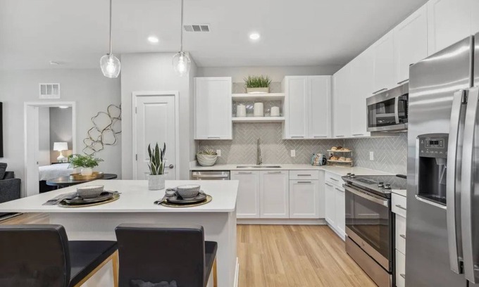Southside Casa | 2 bedroom 2 bathroom 7 to 10 miles from the beach, sports arena and downtown