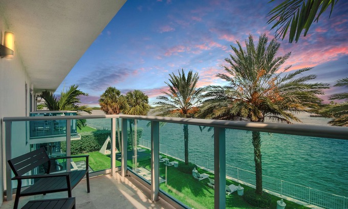 Bal Harbour Apartamento | 2 Bedroom-2 Bathroom with Canal Front Balcony Steps Away from Bal Harbour Beach
