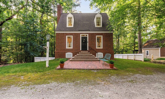 White Stone Cabaña | 2 bedroom/2 bathroom Woodland Retreat in Hub City with Backyard + Fire Pit