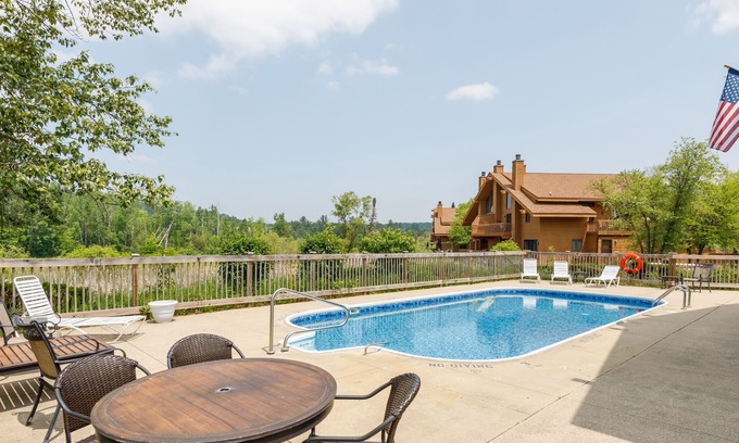 Mancelona Condominio | 2 bedroom 2 full baths, PRIVATE heated pool, sleeps 6, Near LAKES, Schuss course