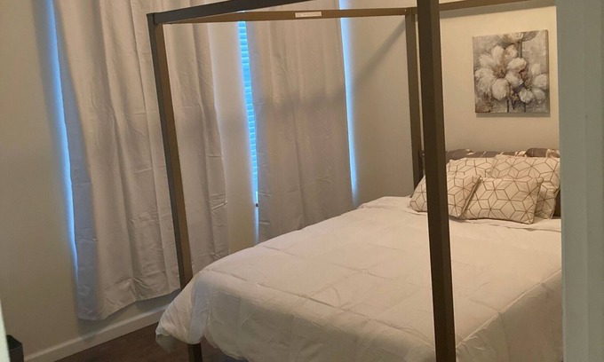 Quincy Apartamento | 2 Bedroom; 30 Day Min; Must Email ID to Confirm stay; Professionals Only