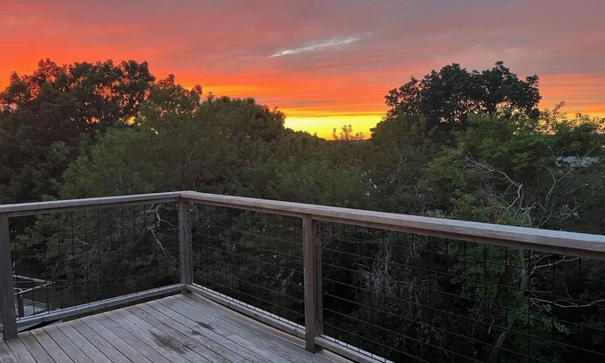 Wellfleet Casa | 2 Bedroom, 5 min walk to bay beach!