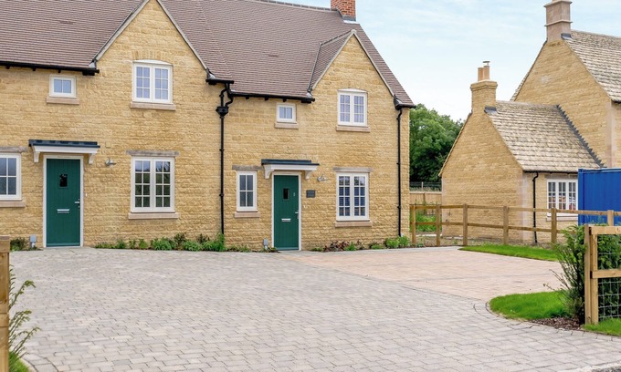 Ampney Crucis Cabaña | 2 bedroom accommodation in Poulton, near Cirencester