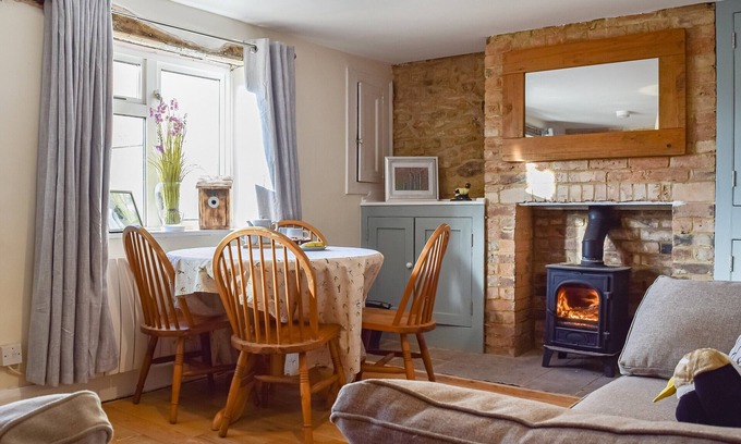Warmington Cabaña | 2 bedroom accommodation in Eaglethorpe, near Warmington