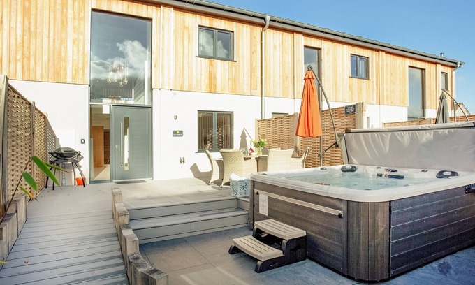 Over Stowey Cabina | 2 bedroom accommodation in Over Stowey, near Bridgwater