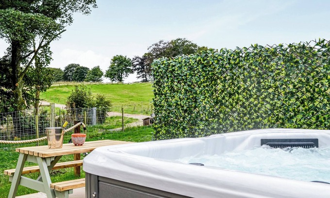 Kirriemuir Cabaña | A beautiful rural retreat with great attention to detail and a fabulous hot tub to soak in.