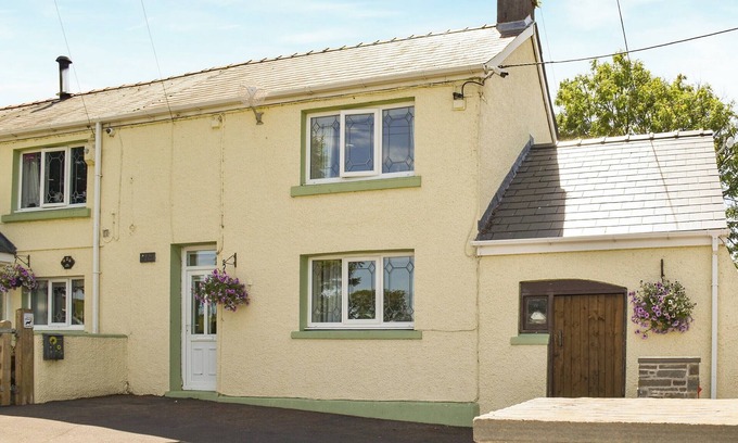 Ammanford Cabaña | 2 bedroom accommodation in Llandyfan, Ammanford