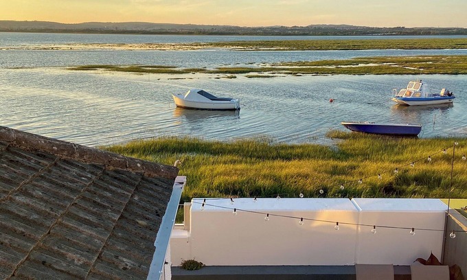 Llanrhidian Higher Cabaña | Picked for its stunning estuary location with sea views and restaurants in walking distance.