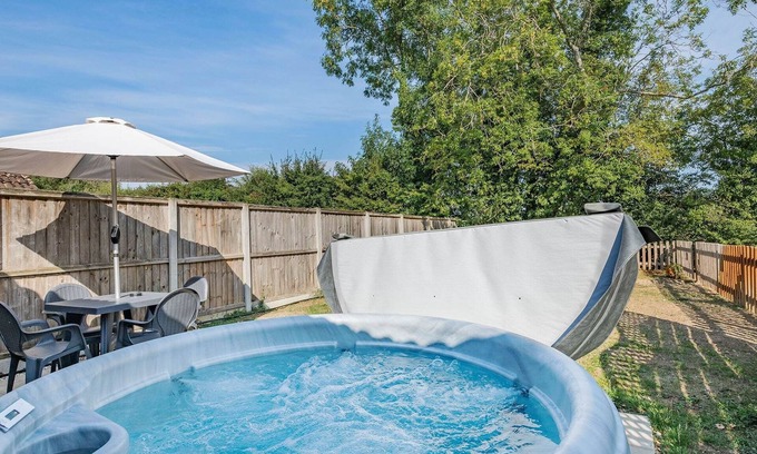 Yaxham Cabaña | 2 bedroom accommodation in Yaxham, Dereham