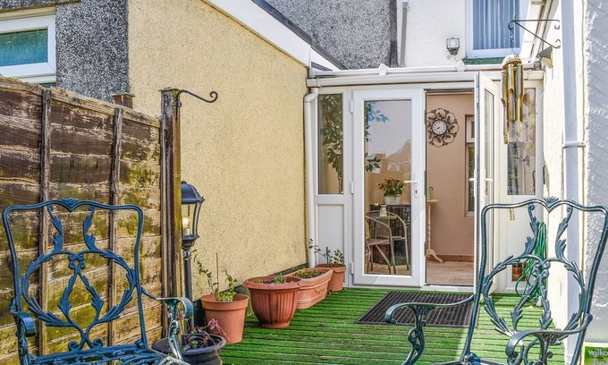 Margam Cabaña | 2 bedroom accommodation in Morriston, near Swansea