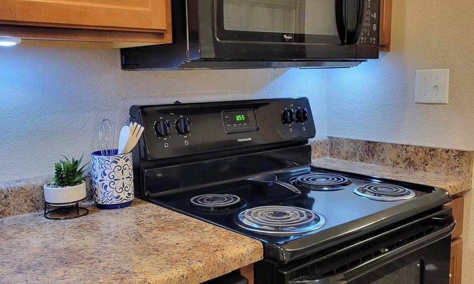 Ames Apartamento | 2 bedroom Ames Apartment - private deck, garage