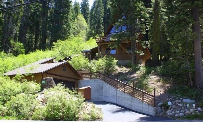 Truckee Cabina | 3 habitaciones + buhardilla, 2 baños, capacidad para 9 personas. South Shore de Donner Lake DLR # 027