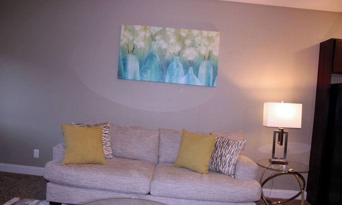 West Des Moines Apartamento | 2-bedroom apartment in W. Des Moines. Close to Jordan Creek mall, DMU, Top Golf