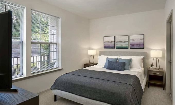 Newtown Square Apartamento | 2-Bedroom Apartment - 7-day min. - Background check/Lease Required