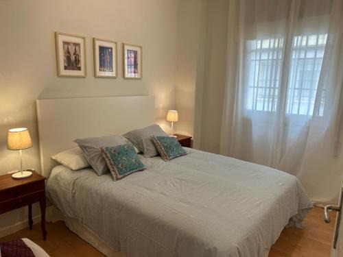 Los Remedios Apartamento | 2 Bedroom Apartment by Guadalquivir River