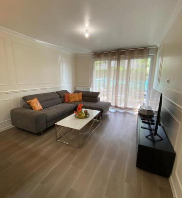 Livry-Gargan Apartamento | 2 Bedroom Apartment with garden