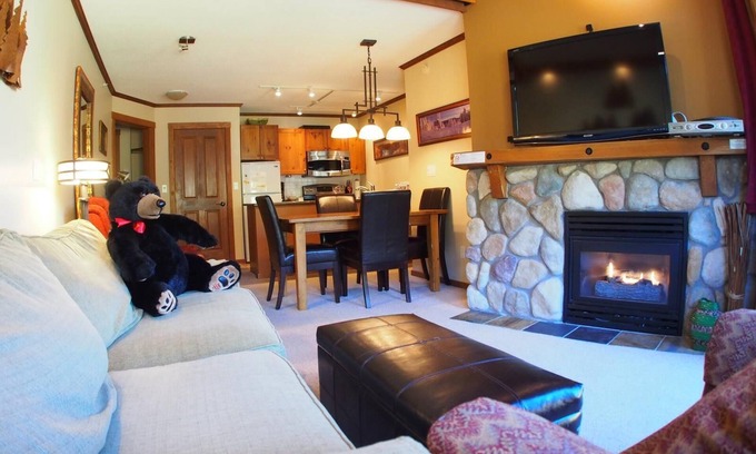 Sun Peaks Cabina | Apartamento de 2 dormitorios en el centro del pueblo, entrada / salida de esquí