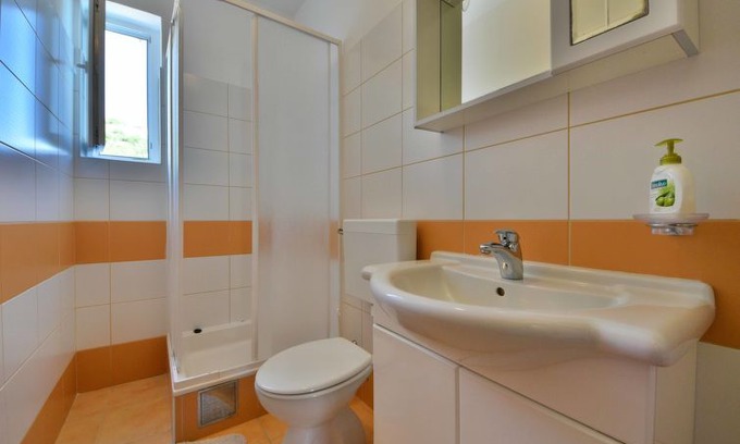 Ribarica Apartamento | 2 bedroom Apartment, sleeps 4 in Karlobag with Pool, Air Con and WiFi
