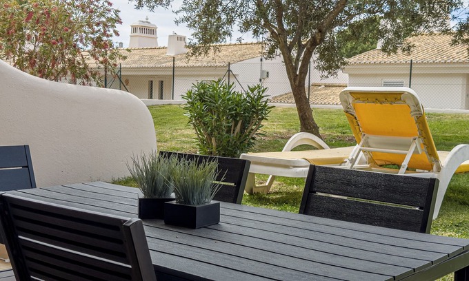 Alporchinhos Condominio | 2 bedroom apartment with swimming pool 2m from Sra. da Rocha beach.