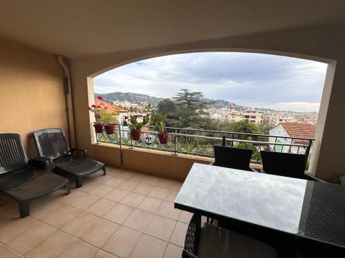 Riou - Petit Juas - Av de Grasse Apartamento | 2 bedroom apartment with a pool in the heart of Cannes easy walk to the main beach on La Croisette - 2191