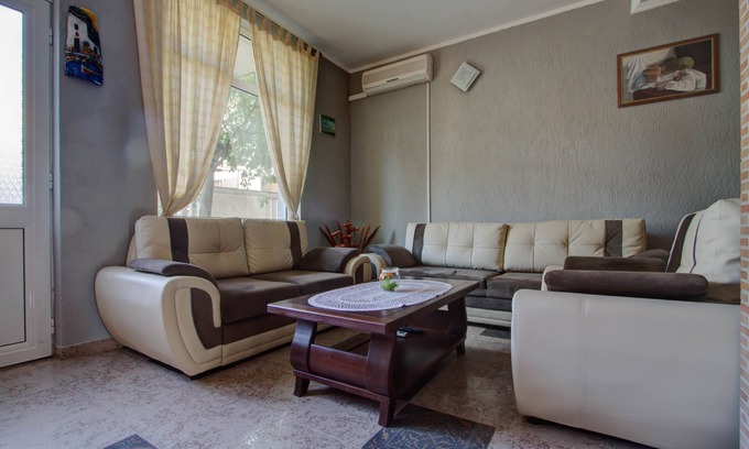 Mrcevac Apartamento | Apartamento de 2 dormitorios con piscina, sauna y gimnasio ubicado a pocos minutos del centro de la ciudad