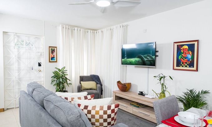 Beverly Hills Apartamento | 2 Bedroom at Pine Boulevard Retreat