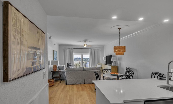 Four Mile Village Condominio | 2 Bedroom Beach Manor condo on the 6th Floor at Tops’l Resort with Sandestin Resort Perks!!