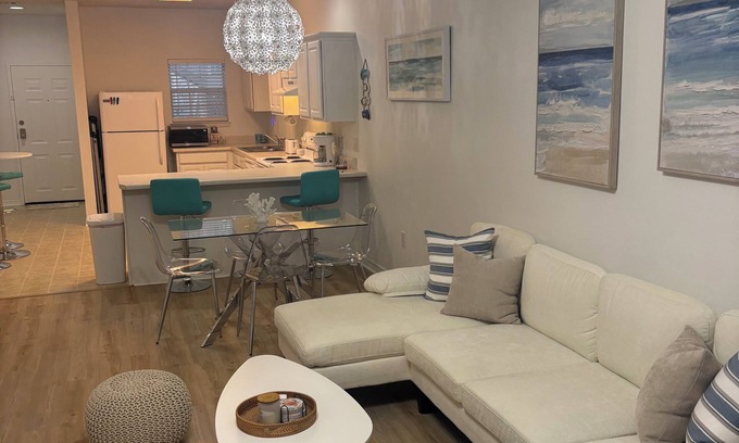 Northeast Pensacola Condominio | 2-bedroom beach vibe condo in welcoming Pensacola with AC, WiFi