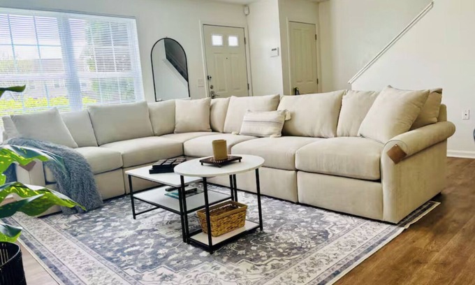 Groveport Condominio | 2 Bedroom Beautiful Condo 10 minutes from Downtown Columbus + Gym & Pool Access!