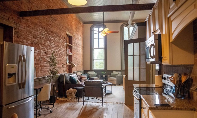 Marshall Apartamento | 2-bedroom Beautiful, large DTown Marshall Apartment with WiFi, AC
