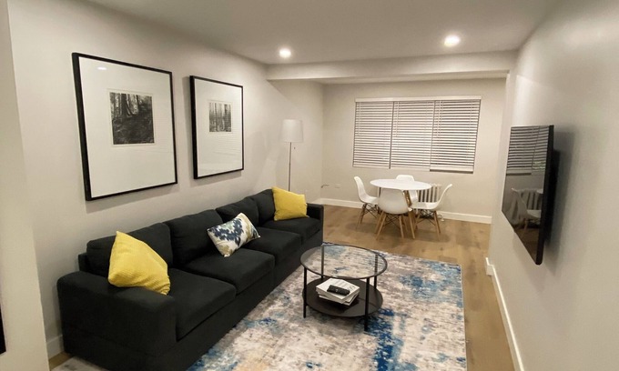 Port Credit Apartamento | 2 Bedroom Beauty! Located on the Lakeshore in Port Credit, Mississauga.