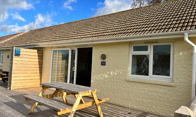 Seaview Casa | 2 Bedroom Bungalow SV58, Seaview, Isle of Wight Free Wi-Fi