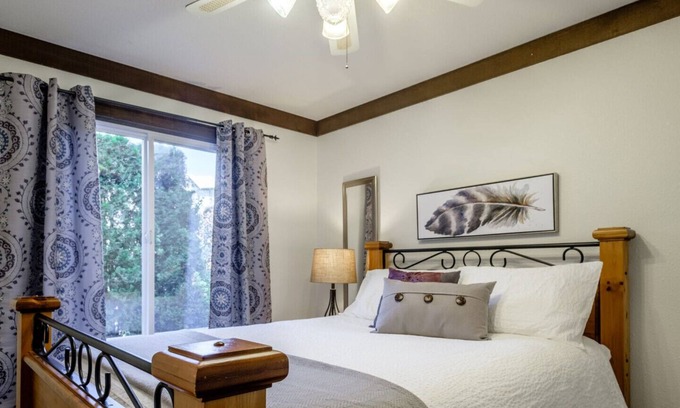 Harrison Hot Springs Cabaña | 2 BEDROOM | QUEEN BED + 2 TWIN BEDS + QUEEN SOFA BED | SLEEPS UP TO 6 GUESTS