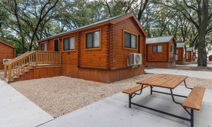 Thonotosassa Cabina | 2 Bedroom Cabin - Happy Travelers RV Resort