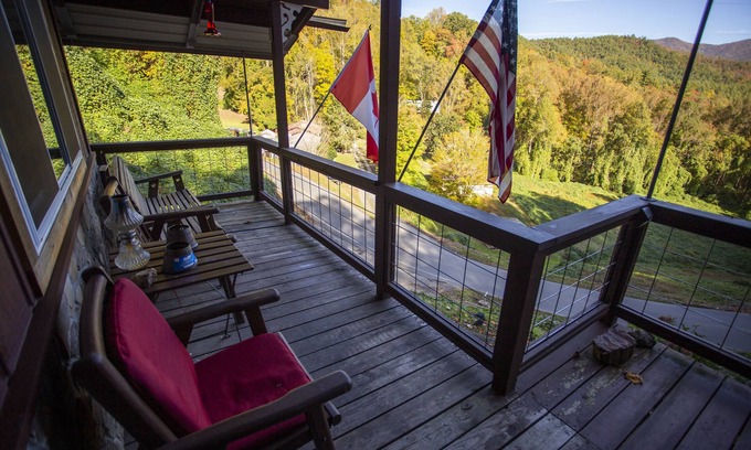Fontana Dam Cabina | 2-bedroom cabin just 8 minutes from Tail of the Dragon