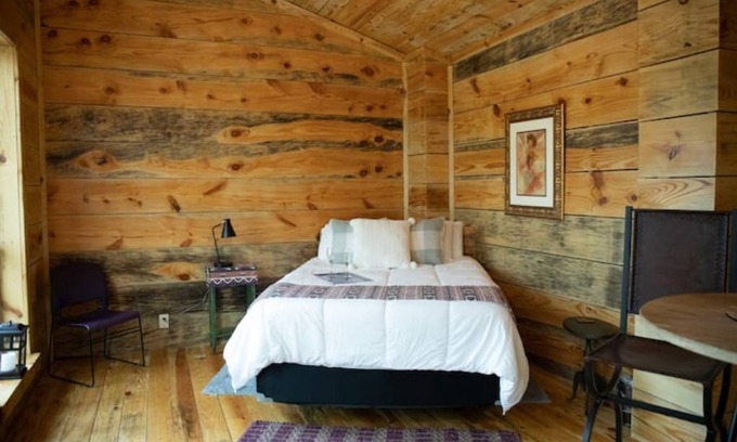 Voth Cabina | 2 Bedroom Cabin w/Hot Tub surrounded by Big Thicket National Preserve. Private!