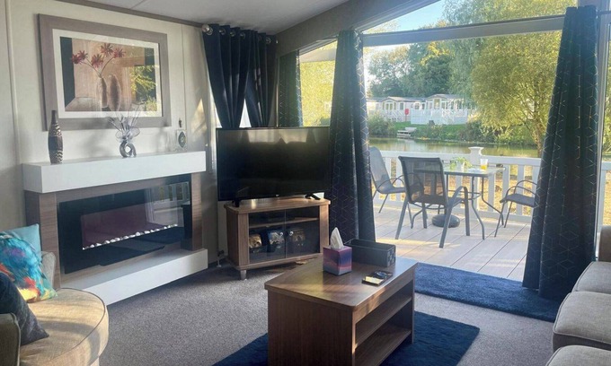 Ampney Crucis Cabina | 2 Bedroom Caravan - Lakeside, Wifi, Parking