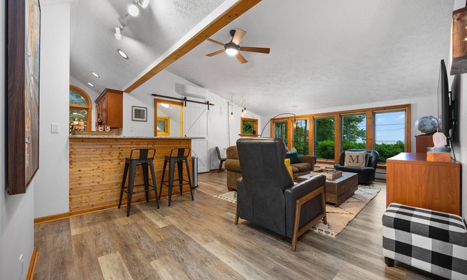 Suttons Bay Apartamento | 2 Bedroom Carriage House with view of Suttons Bay