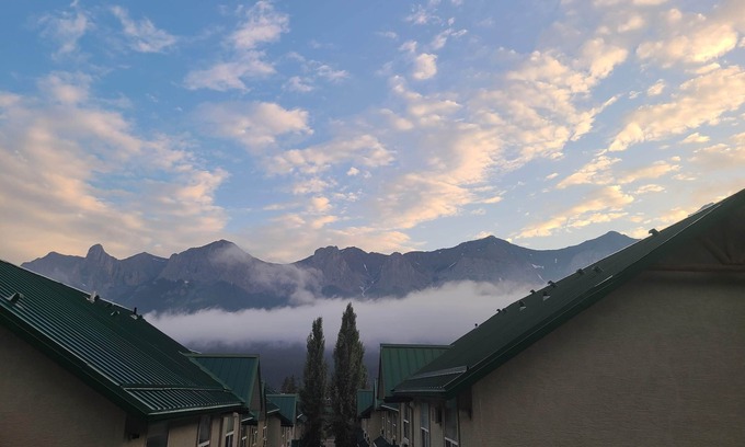 Harvie Heights Chalet De Esquí | 2 Bedroom Chalet between Canmore & Banff (sleeps 7 (up to 6 Adults and 1 Child))
