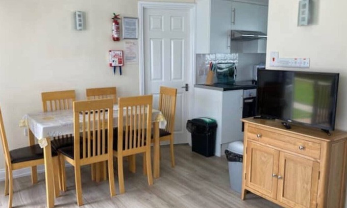 Westleigh Chalet De Esquí | 2 Bedroom Chalet, Family Friendly Holiday Park, A short Stroll from the Beach