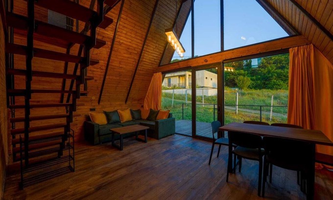 Mtskheta Chalet De Esquí | 2-bedroom chalet in charming Skhaltba with WiFi, AC. Relax and unwind
