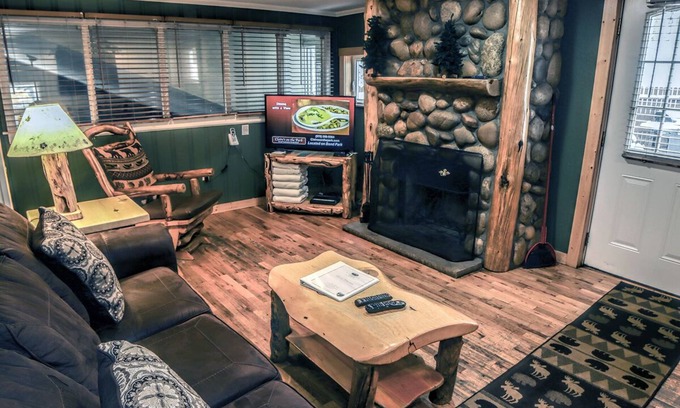 Estes Park Chalet De Esquí | 2 bedroom Chalet with Private enclosed Patio featuring a personal hot tub