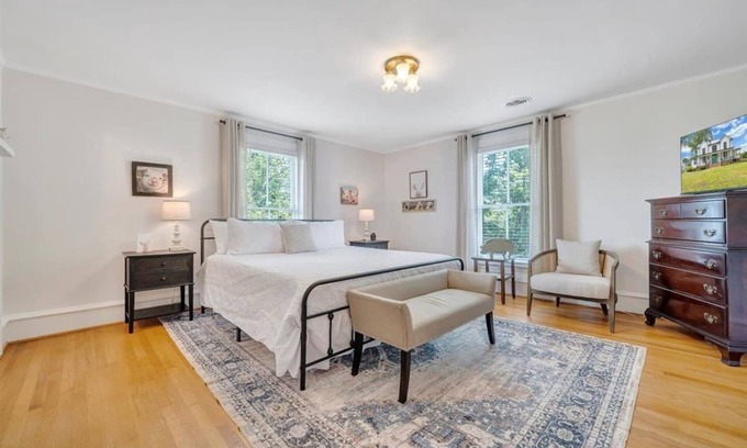 Blairs Cama Y Desayuno | 2 bedroom Charming Farmhouse Getaway : Levi Hall