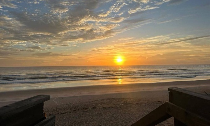 New Smyrna Beach Condominio | 2-bedroom condo in terrific New Smyrna Beach with fitness room, AC