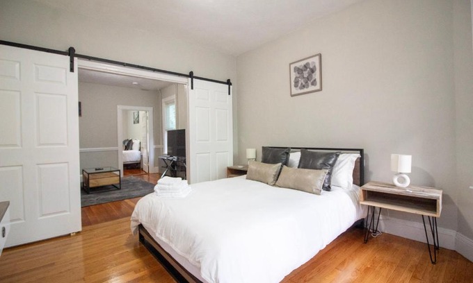 Brighton Apartamento | 2 bedroom condo close to Boston and Cambridge with free parkings
