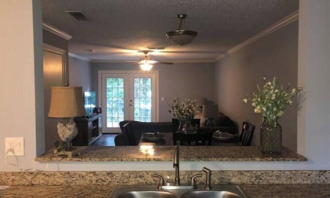 Oxford Condominio | 2-bedroom condo in charming Oxford within walking distance of the stadium.