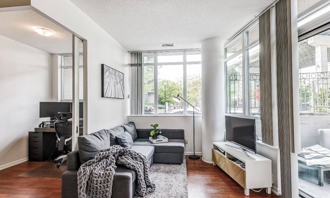 Fort York Condominio | 2-bedroom condo in Downtown Toronto with free parking