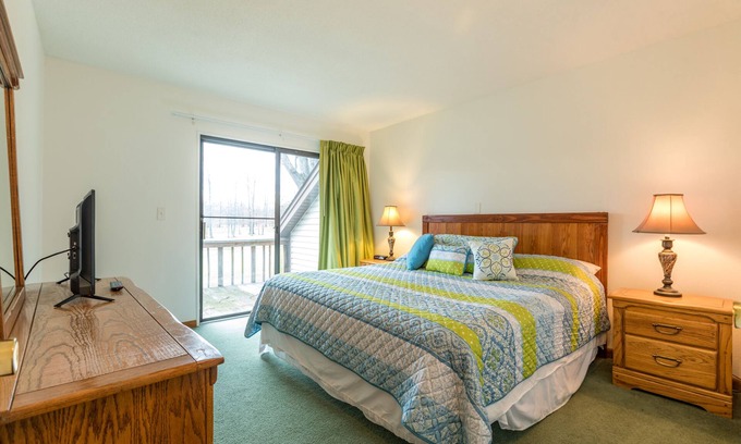 DuBois Condominio | 2 Bedroom Condo in Lakeside Resort Community (1 King & 2 Queen Beds)